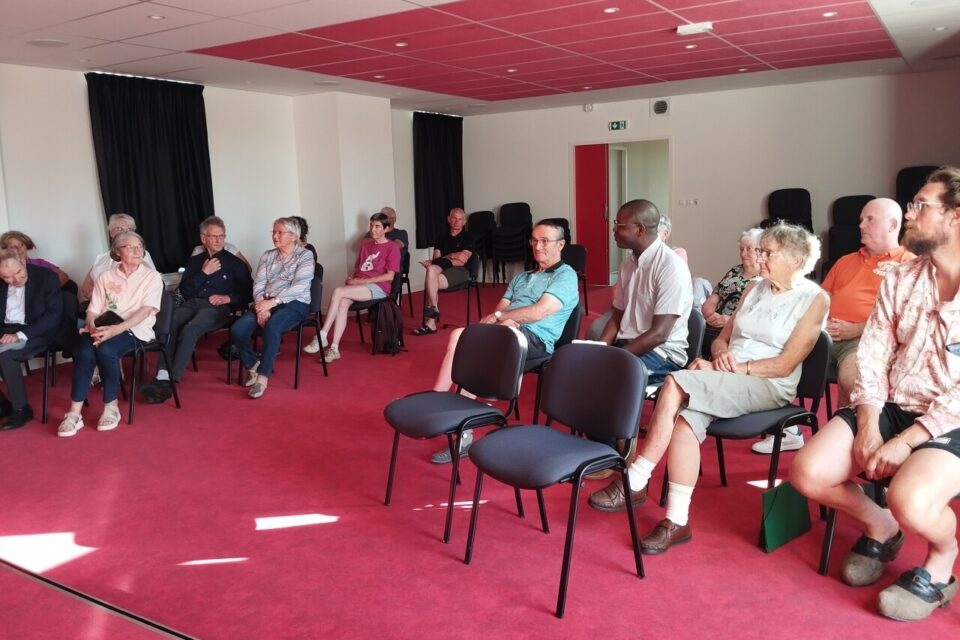 Une Vingtaine de Personnes Présentes pour la Première de Contact en Vue de la Création d'Unse Association pour la sauvegarde de l'église Saint-Pierre.